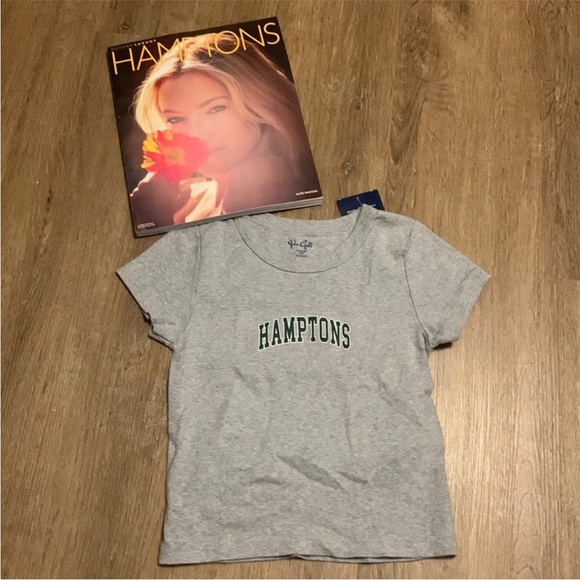 📌 NWT Brandy Melville Exclusive Hampton Logo T-Shirt - Picture 1 of 3
